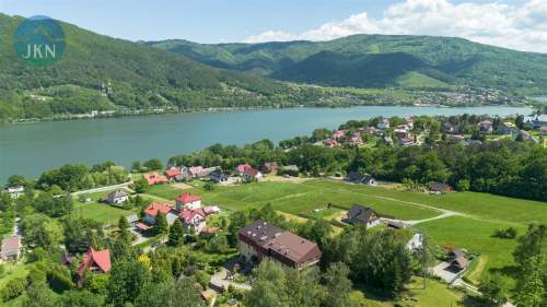 Wyremonotwany obiekt blisko jeziora