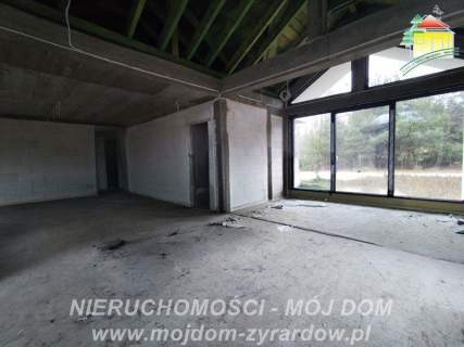 Przestronny, nowoczesny dom w stanie deeloperskim.