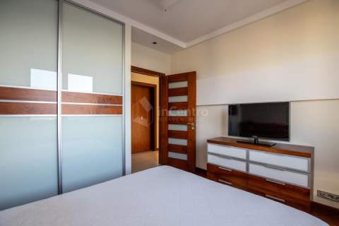 Przestronny apartament z tarasem. Czerwone Maki.
