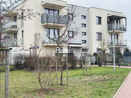 Kawalerka z dużym ogrodem niedaleko lasu.