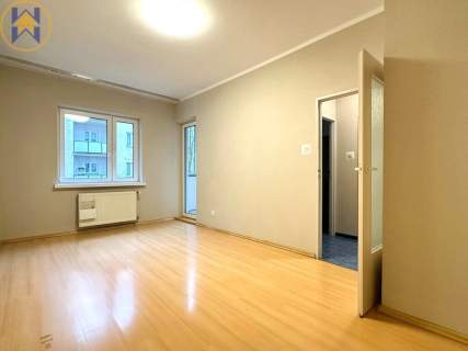 Kawalerka, oddzielna kuchnia z oknem, duży balkon