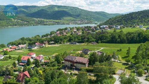 Wyremonotwany obiekt blisko jeziora
