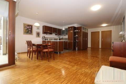 Komfortowy apartament z garażem i dużym tarasem, 2002 rok
