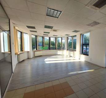 Przestronny lokal przy metrze