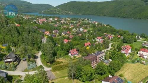 Wyremonotwany obiekt blisko jeziora w górach