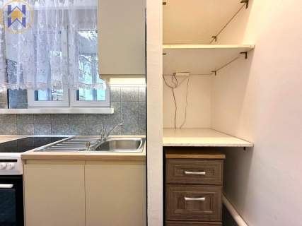 Kawalerka, oddzielna kuchnia z oknem, duży balkon
