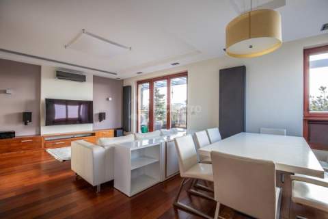 Przestronny apartament z tarasem. Czerwone Maki.