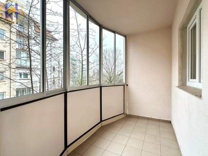 Kawalerka, oddzielna kuchnia z oknem, duży balkon