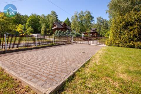 Wyremonotwany obiekt blisko jeziora