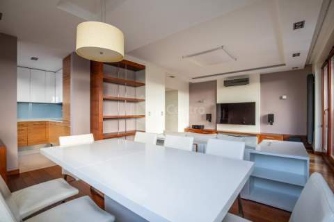 Przestronny apartament z tarasem. Czerwone Maki.
