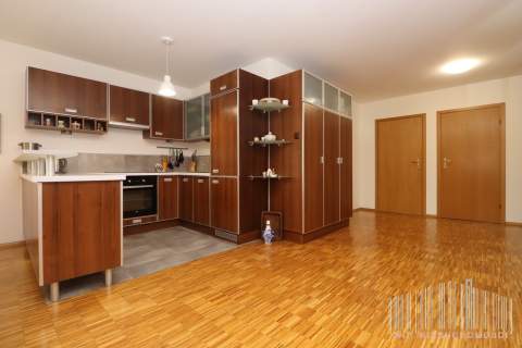 Komfortowy apartament z garażem i dużym tarasem, 2002 rok