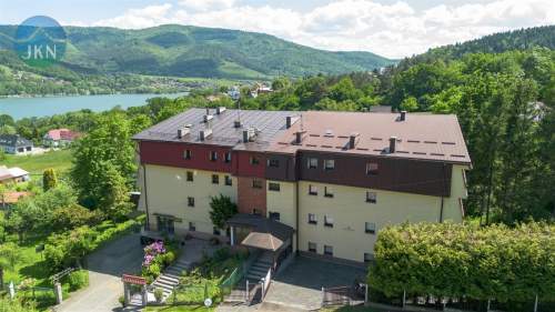 Wyremonotwany obiekt blisko jeziora w górach