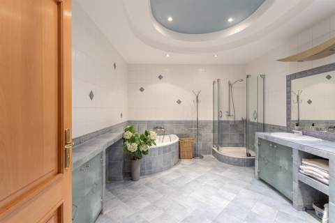 DOM 3 POZIOMY - 450 M2 - DZIAŁKA 1800 M2