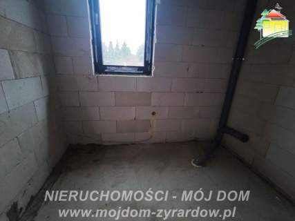 Przestronny, nowoczesny dom w stanie deeloperskim.