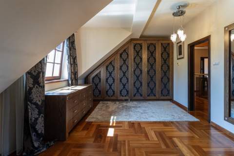 DOM 3 POZIOMY - 450 M2 - DZIAŁKA 1800 M2