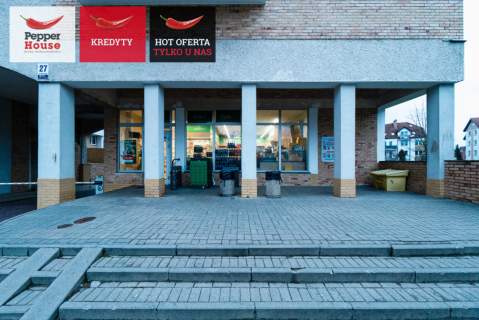 lokal z witryną / w centrum zabudowy mieszkaniowej