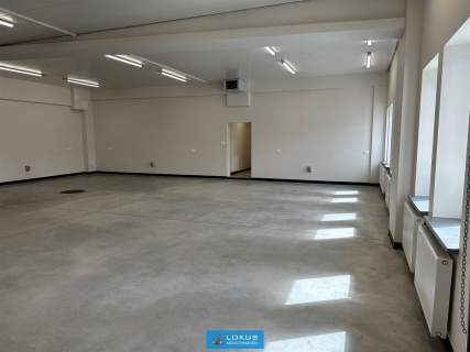 Magazyn z rampą i biurem parking