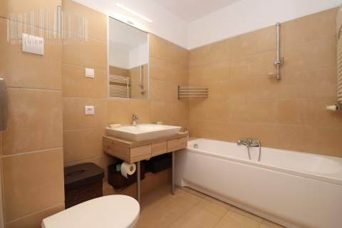 Komfortowy apartament z garażem i dużym tarasem, 2002 rok