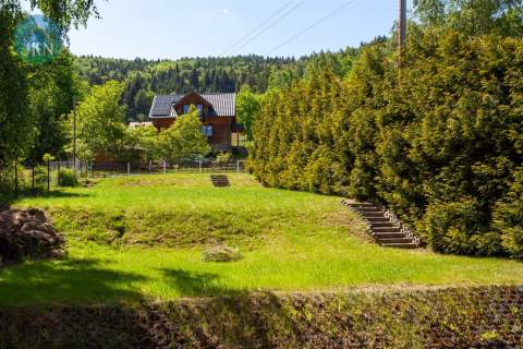 Wyremonotwany obiekt blisko jeziora w górach