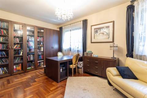 DOM 3 POZIOMY - 450 M2 - DZIAŁKA 1800 M2