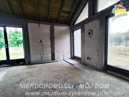 Przestronny, nowoczesny dom w stanie deeloperskim.