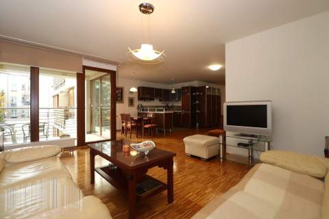 Komfortowy apartament z garażem i dużym tarasem, 2002 rok