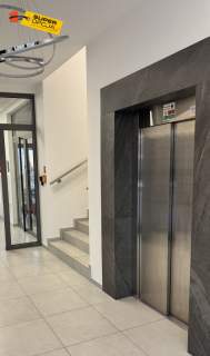 Lokal witryny przy głównej ulicy wysoki standard
