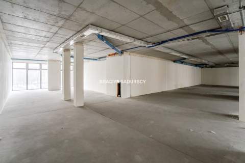 Lokal usługowy w stanie deweloperskim -706 m