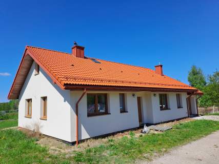 Nowoczesny dom parterowy w spokojnej okolicy