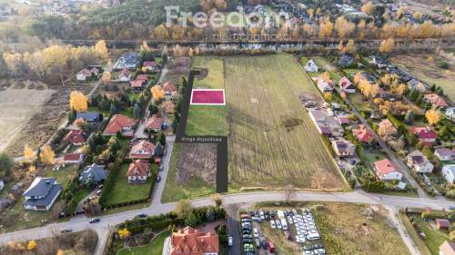Kwadratowa budowlana nad rzeką