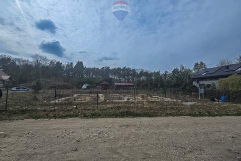 Leonów Działka z budową i mediami 1300 m