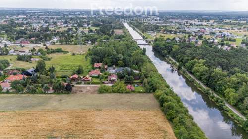 Kwadratowa budowlana nad rzeką