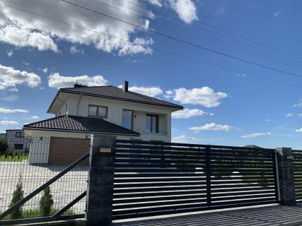 Nowoczesna willa na obrzeżach miasta gotowa do zamieszkania