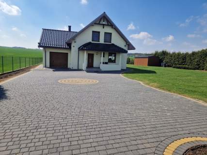 Dom położony w spokojnej okolicy z dużą działką z dojazdem