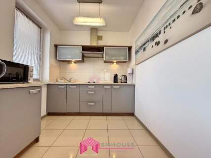 Komfortowy i wyposażony apartament z tarasem. 1piętro.Blisko...