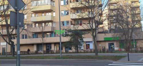 Lokal z witrynami od strony ruchliwej ulicy