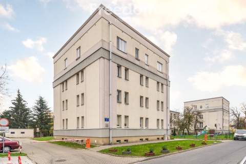 2 pokoje w kameralnej kamienicy na Okęciu