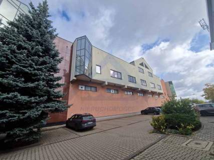 Aleja Krakowska biurowiec obok trasy S2