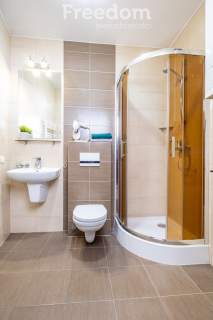 Hostel z częścią usługową i parkingiem