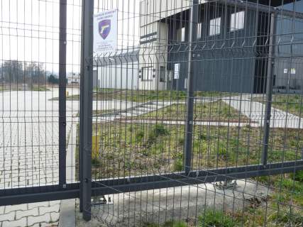 Na sprzedaż nowoczesna hala z biurowcem