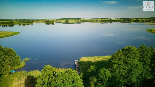 Działka nad jeziorem z lasem, stawem i domem