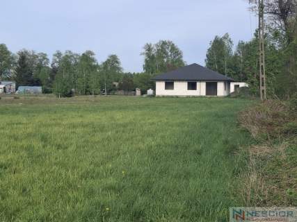 Działka budowlana z domem w stanie surowym