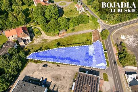 Na sprzedaż działka z trzema budynkami