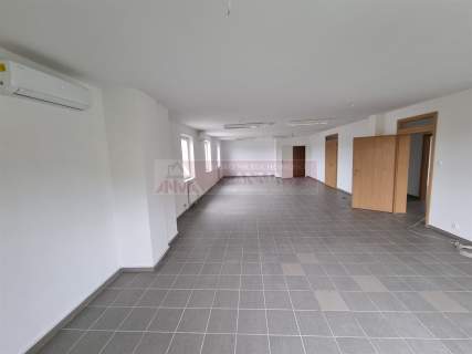 Loklal usługowo - handlowy przy głównej ulicy