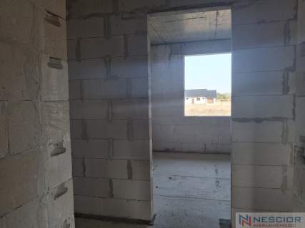 Działka budowlana z domem w stanie surowym