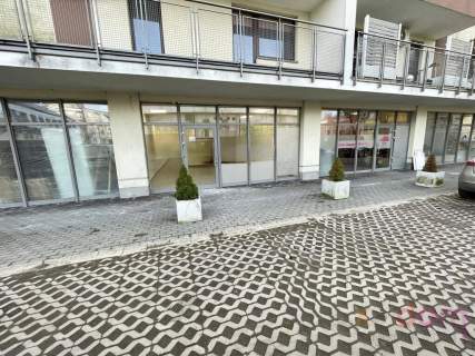 Lokal komercyjny z witrynami 76m2 - centrum