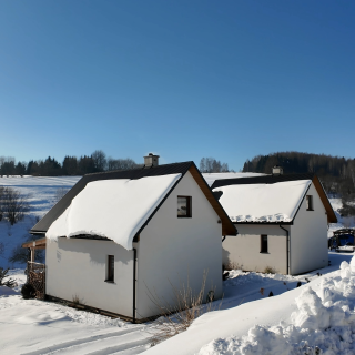 Gospodarstwo 2,3 ha. 2 Domy 2 Domki Stajnia. Bieszczady