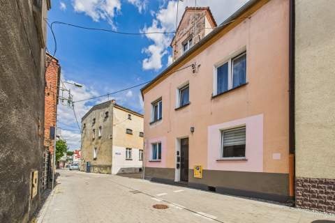 Kamienica mieszkania, 2 lokale usługowe, 3 garaże