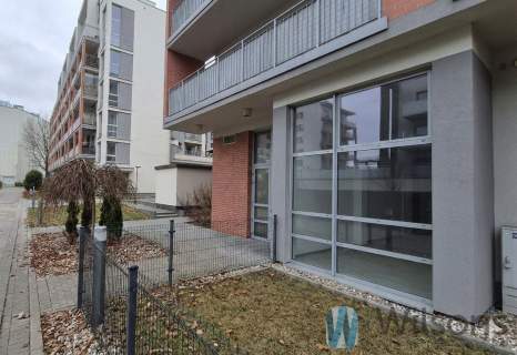 Wysoki lokal w nowoczesnym apartamentowcu garaż