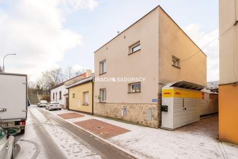 Dom inwestycyjny   5 mieszkań, 2 lokale, paczkomat